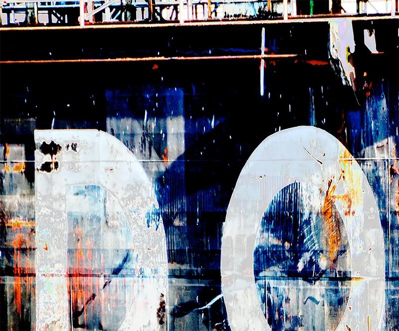 Der Schriftzug "DOCK" als Aufschrift auf einem Schwimmdock im Hamburger Hafen, industrielle marode Romantik, Detail der Buchstaben DO