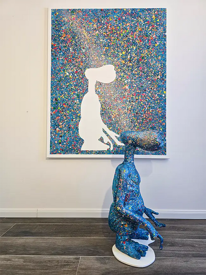 Skulptur E.T. steht vor Leinwand, weiße Fläche auf der Leinwand mit dem Umriss von E.T.Mareike Prikling, Kunst-Direkt.de