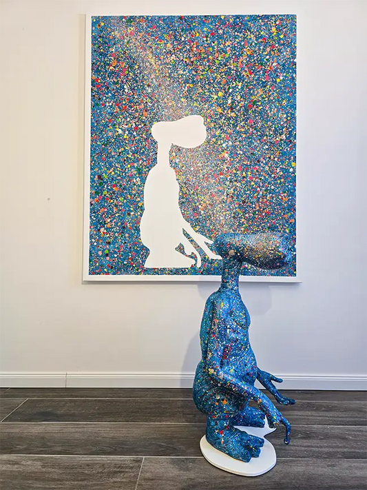 Skulptur E.T. steht vor Leinwand, weiße Fläche auf der Leinwand mit dem Umriss von E.T.Mareike Prikling, Kunst-Direkt.de