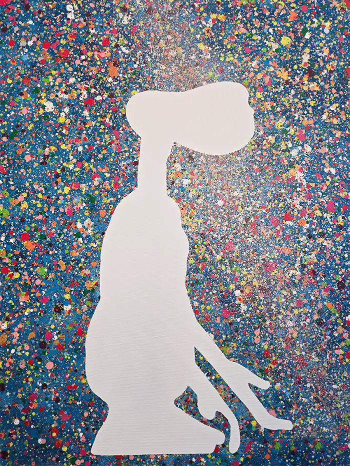 Skulptur E.T. steht vor Leinwand, weiße Fläche auf der Leinwand mit dem Umriss von E.T., Umriss auf Leinwand