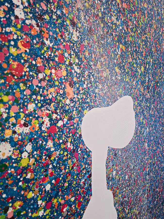 Skulptur E.T. steht vor Leinwand, weiße Fläche auf der Leinwand mit dem Umriss von E.T., Detail Gemälde