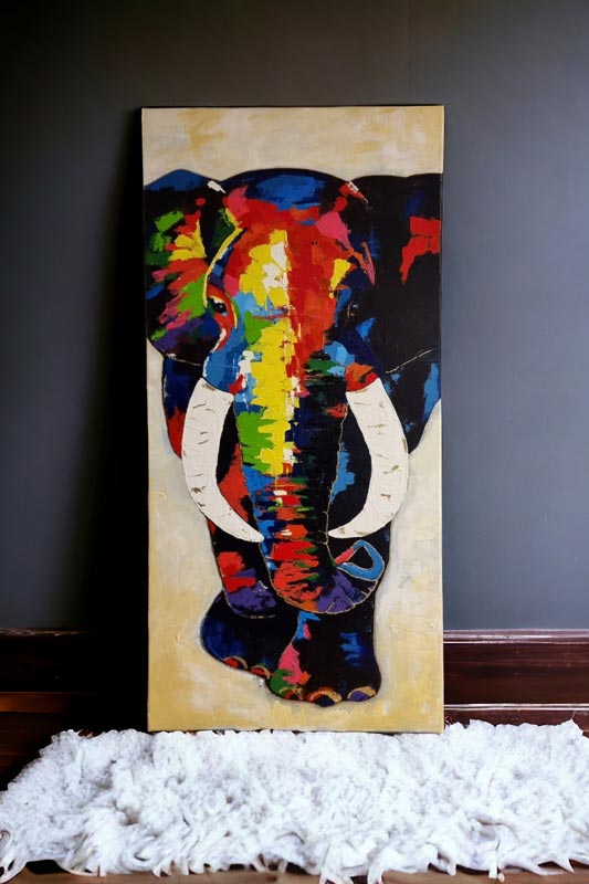 Das farbenreiche Acrylgemälde auf Leinwand "Elefant" der Künstlerin Sara Schubert zeigt frontal einen farbigen Elefanten mit weißen Stoßzähnen, 140x60 cm