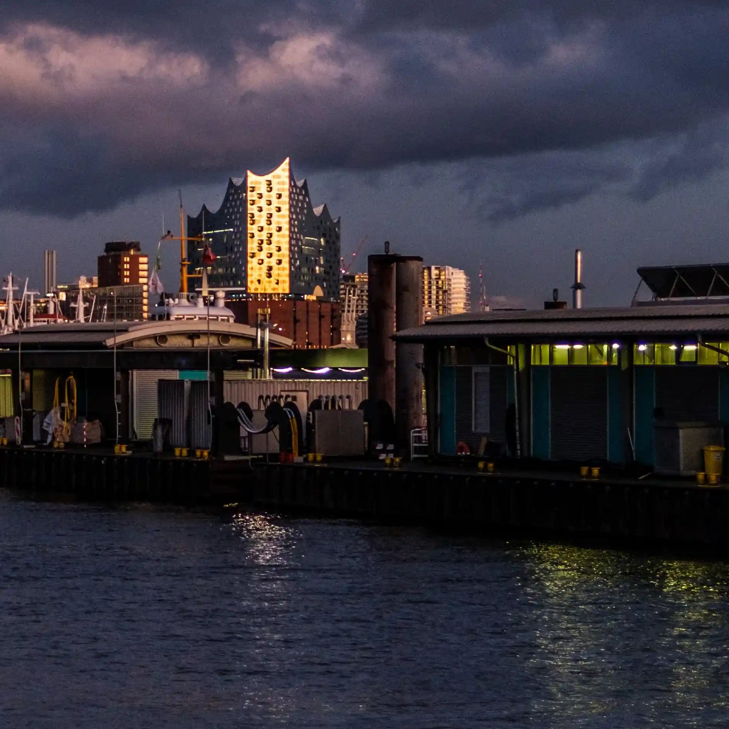 Hafenansicht mit Elbphilharmonie, HTC, Fähranleger, Farbfoto, Detail des Anlegers und der Elbphilharmonie