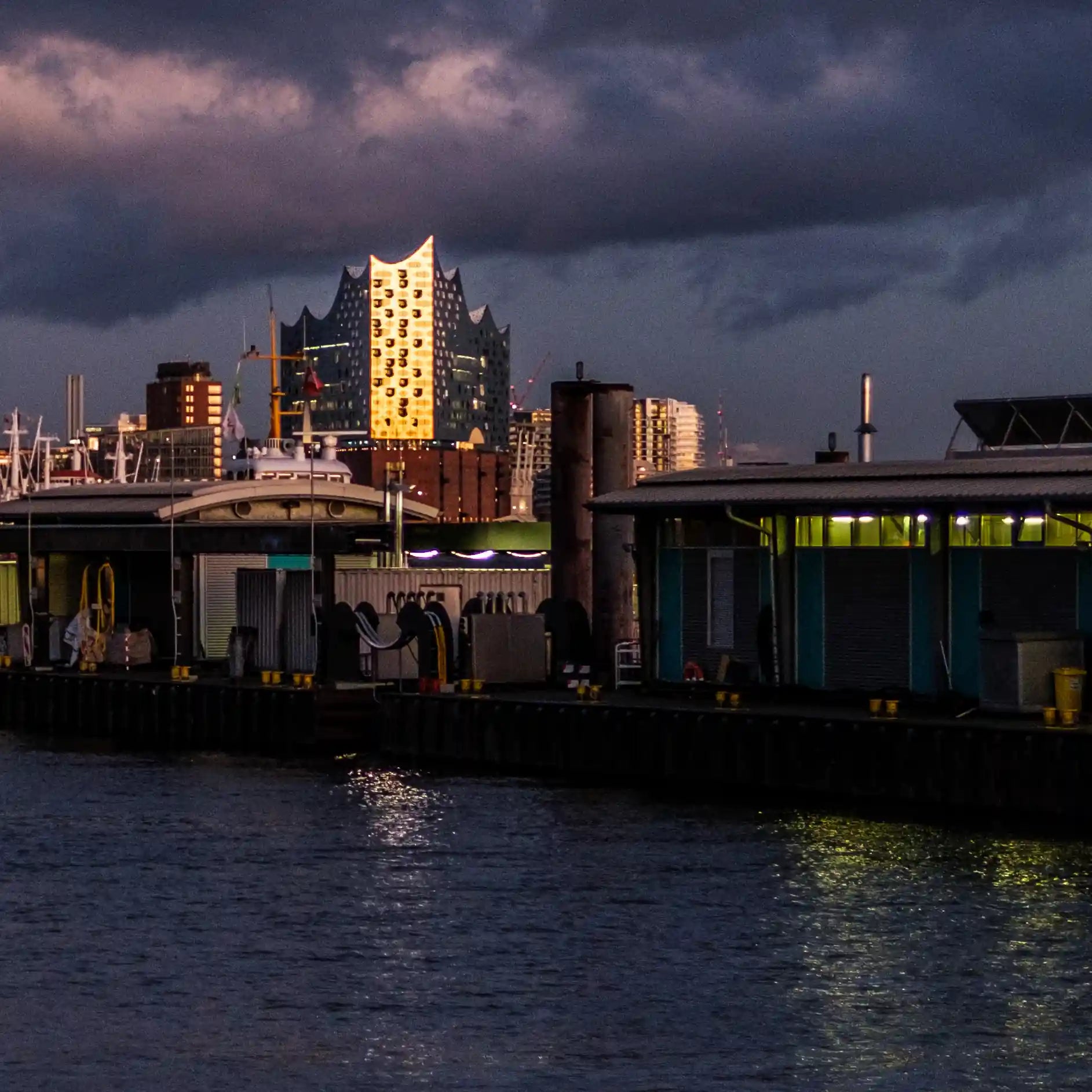 Hafenansicht mit Elbphilharmonie, HTC, Fähranleger, Farbfoto, Detail des Anlegers und der Elbphilharmonie