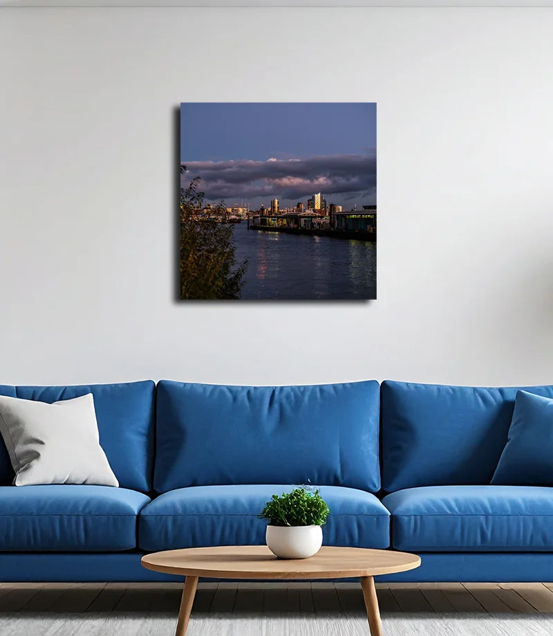 Hafenansicht mit Elbphilharmonie, HTC, Fähranleger, Farbfoto, an heller Wand hängend mit dunklem Sofa