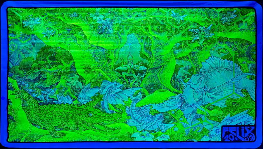 „Fish Dances“ von Felix Stoever ist ein fluoreszierendes Fantasiepaar aus Natur und Mythos. Unter UV-Licht entfaltet sich ein dichtes, leuchtendes Geflecht aus Fischwesen, Waldbewohnern und surrealen Formen, querformat, Farben Grün und Blau