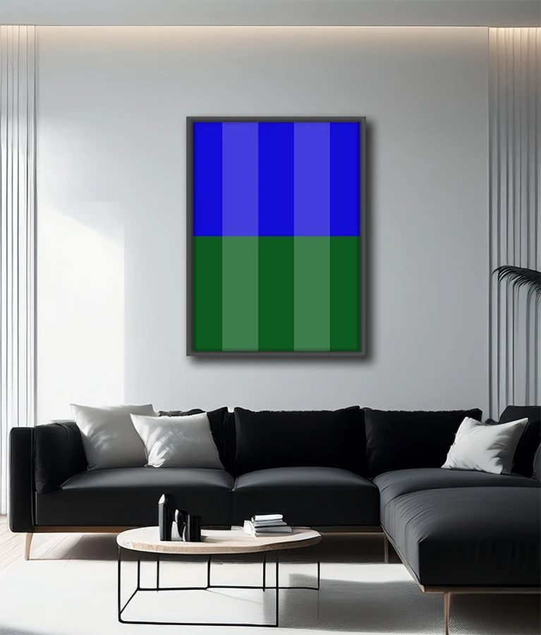Abstraktes Kunstwerk mit horizontal geteilten Flächen: Oben vertikale Streifen in verschiedenen Blautönen, unten vertikale Streifen in dunklen und hellen Grüntönen. Geometrische Strukturen. An heller Wand hängend mit  schwarzem Sofa