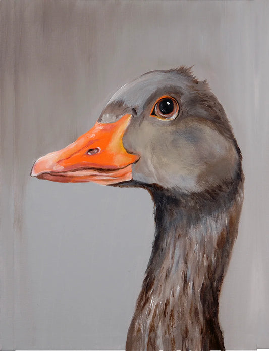 Gustav – Fineart Print von Christel Keller, Gans in stolzer Profilansicht, leuchtend orangefarbener Schnabel vor grauem Hintergrund | Kunst-Direkt.de
