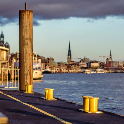 Farbfoto vom Anleger hinter der Fischauktionshalle mit Kirchen und gelben Pollern, detailansicht mit Pfahl