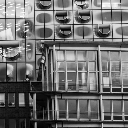 Schwarz-weiß Foto der Elbphilharmonie, Detaiausschnnitt, Ausschnitt des unteren Fotos