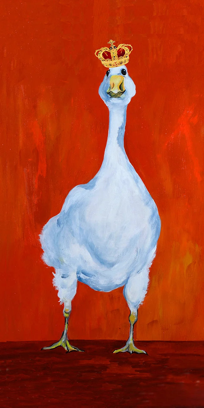 Hans von Gans – Fineart Print von Christel Keller, weiße Gans mit goldener Prunkkrone vor intensiv orange-rotem Hintergrund | Kunst-Direkt.de

