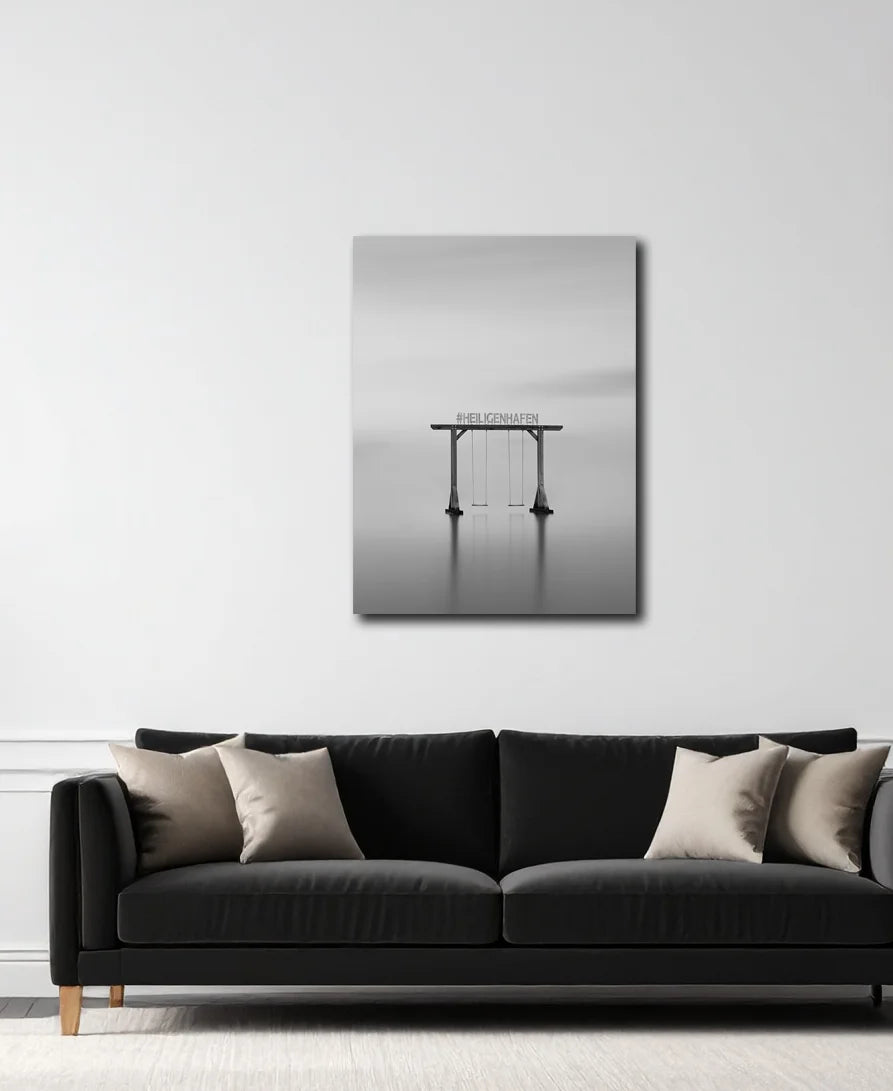 Der Schriftzug Heiligenhafen auf einer Schaukel im Wasser, s/w, Langzeitbelichtung, an wand hängend, 120 x 90 cm, Thomas Dalecki, Kunst-Direkt.de