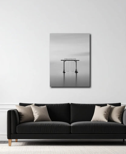 Der Schriftzug Heiligenhafen auf einer Schaukel im Wasser, s/w, Langzeitbelichtung, an wand hängend, 120 x 90 cm, Thomas Dalecki, Kunst-Direkt.de
