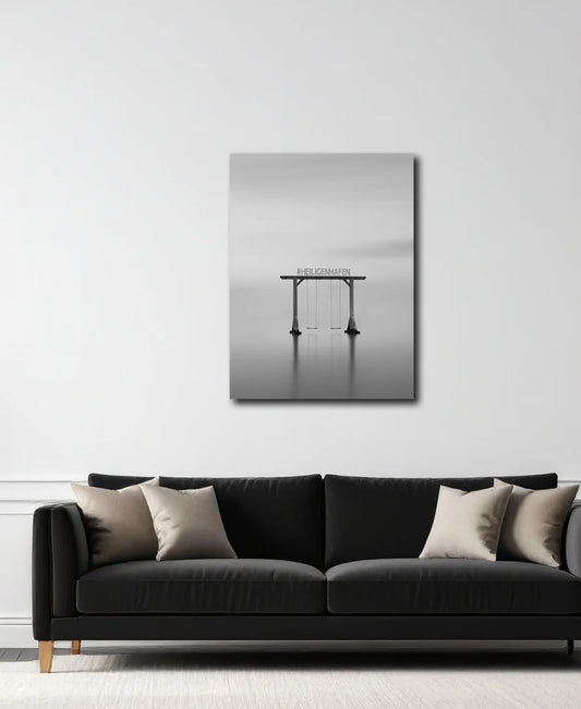 Der Schriftzug Heiligenhafen auf einer Schaukel im Wasser, s/w, Langzeitbelichtung, an wand hängend, 120 x 90 cm, Thomas Dalecki, Kunst-Direkt.de