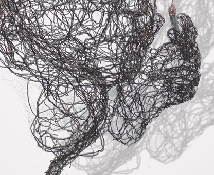 Drahtskulptur Kopf Helmut Schmidt vor weißem Hintergrund, Detaiansicht mit Draht und Schatten