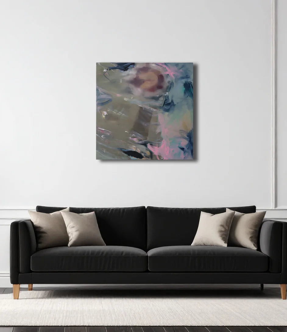 Schwimmende Quallen im Wasser, quadratisches Format, Wasser mit Reflexen, Sand,  an weißer Wand hängend mit schwarzem Sofa