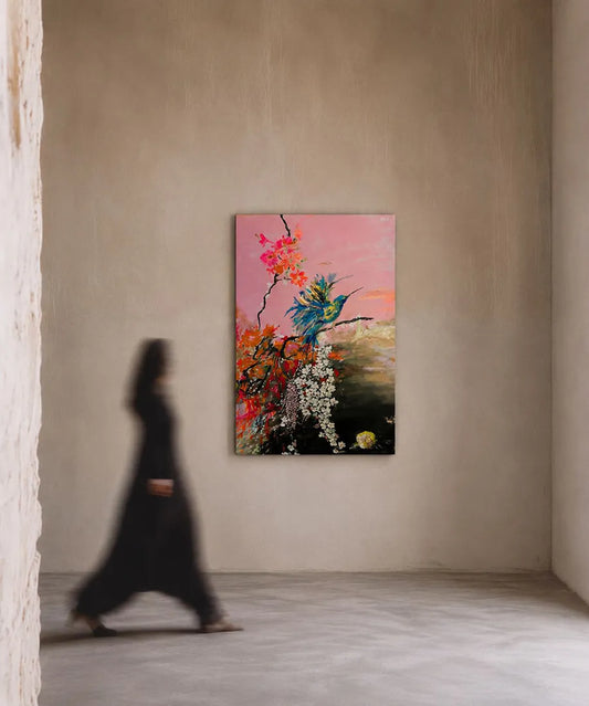 Kolibri – Glitzernder Schmetterling im unteren Bilddrittel, kaskadenartige weiße Blüten, an Wand hängend. Maren Lüke-Amato | Kunst-Direkt.de
