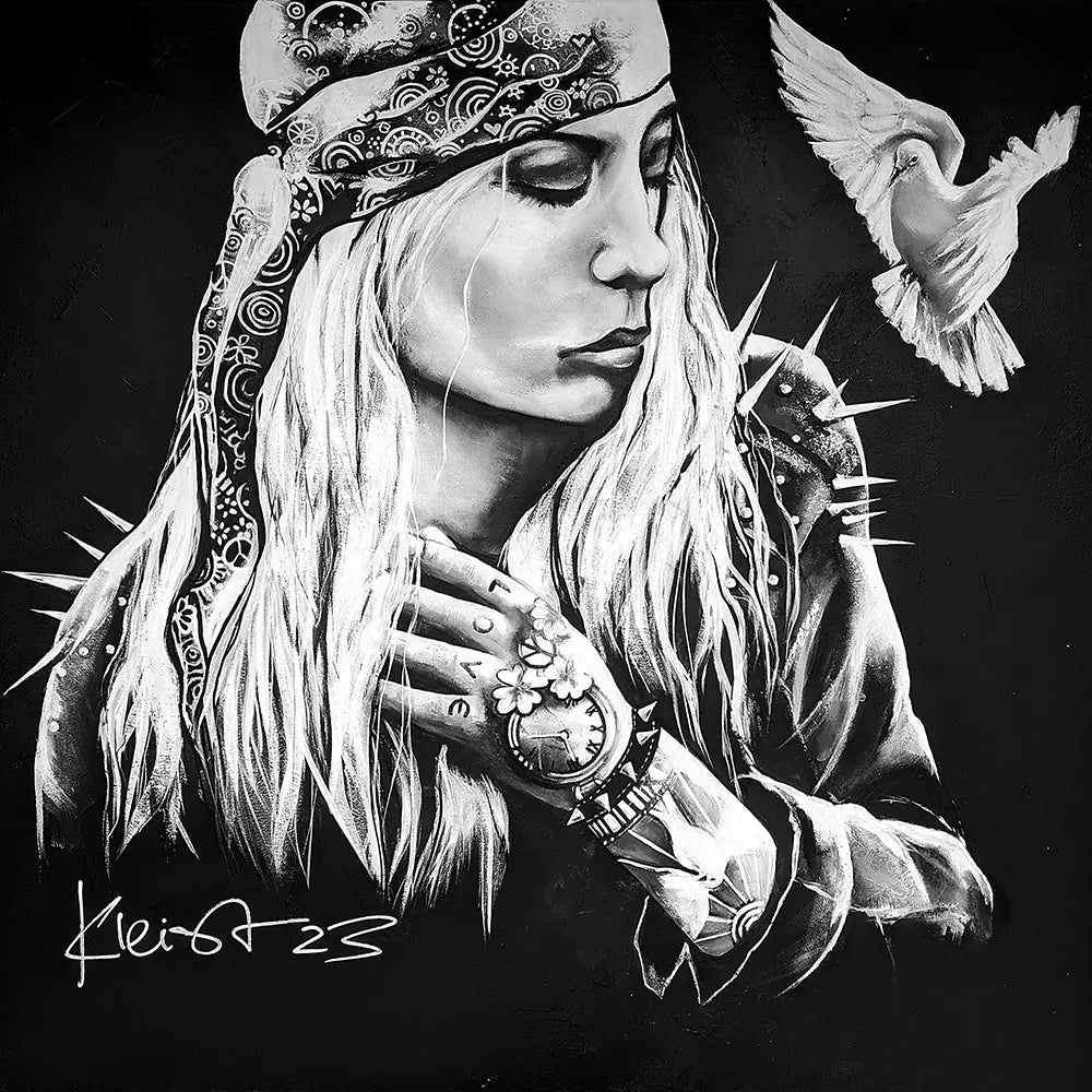 Langer Atem – Öl- und Acrylgemälde von Ute Kleist, 100x100 cm, monochromes Frauenporträt mit weißer Taube und Tätowierungen | Kunst-Direkt.de

