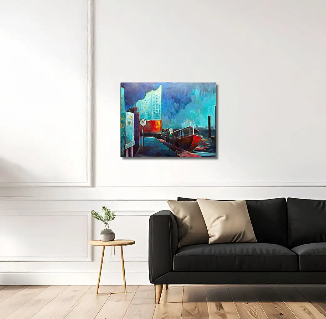 Modernes Hamburg Gemälde der Landungsbrücken mit Elbphilharmonie und Barkasse von Künstlerin Dea, 60x80 cm in silberner Schattenfuge. an wand hängend. Kunst-Direkt.de