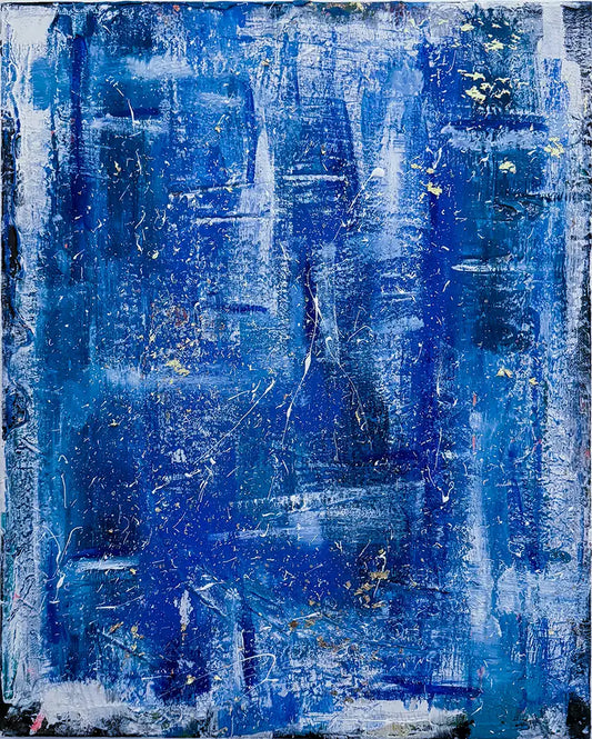 Abstraktes Gemälde, Hochformat, mit blauen und weißen Strukturen erinnert an die Meeresoberfläche im Sturm. 