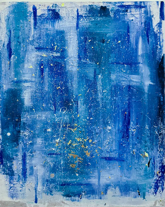 Abstraktes Gemälde, Hochformat, mit zarten blauen und weißen Strukturen erinnert an die Meeresoberfläche.