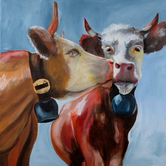 Liebe ist roh – Fineart Print von Christel Keller, 80x80 cm, zwei Kühe mit Glocken, humorvolle Kuss-Szene vor stahlblauem Hintergrund | Kunst-Direkt.de
