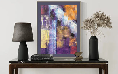 Detail abstraktes Gemälde an einer hellen Wand hinter einem Tisch mit 2 Vasen