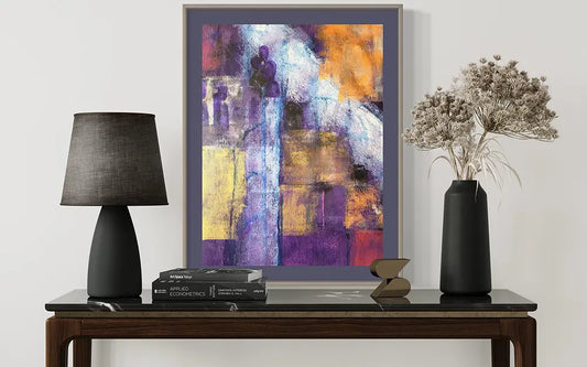 Detail abstraktes Gemälde an einer hellen Wand hinter einem Tisch mit 2 Vasen