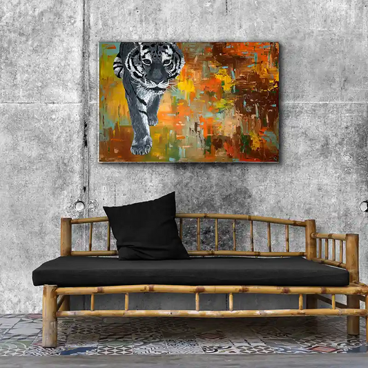 Acrylgemälde eines Tigers vor farbigem Hintergrund, Quadratisch, an einer grauen Wand hängend, Bambussofa mit schwarzen Kissen