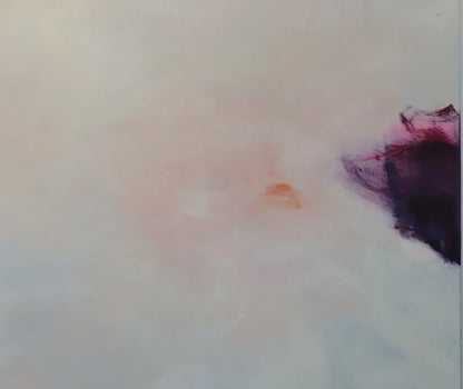 Violette Quallen auf dem Sand am Stand, quadratisches Format, Detail des Sandes und der Quallen