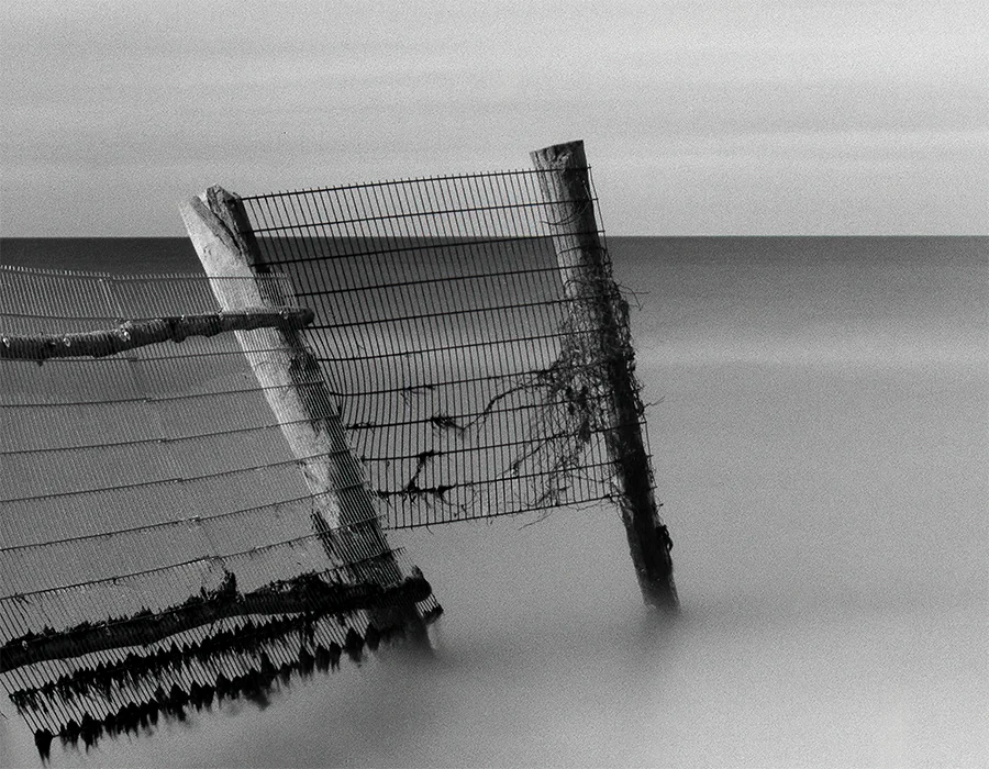 Pfähle stehen im Meer, Nebel, Langzeitbelichtung, horizong weit, s/w foto, querformat, detail Pfähle