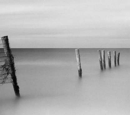 Pfähle stehen im Meer, Nebel, Langzeitbelichtung, horizong weit, s/w foto, querformat, detail pfähle horizont