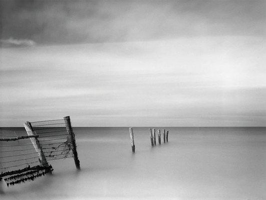 Pfähle stehen im Meer, Nebel, Langzeitbelichtung, horizong weit, s/w foto, querformat, 120 x 90 cm, Thomas Dalecki, Kunst-Direkt.de