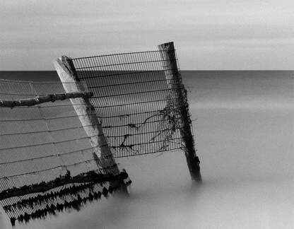 Pfähle stehen im Meer, Nebel, Langzeitbelichtung, horizong weit, s/w foto, querformat, detail Pfähle, 120 x 90 cm, Thomas Dalecki, Kunst-Direkt.de