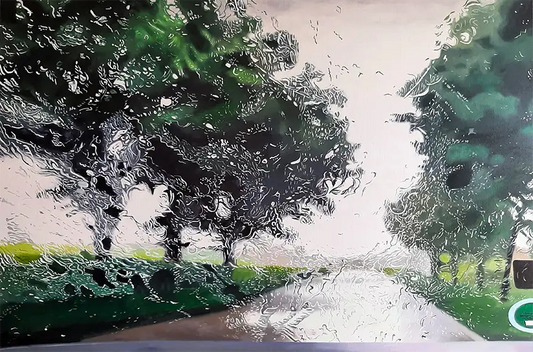 Ölgemälde, Querformat, eine Baumallee aus einem Auto gesehen im Regen, Tropfen sind auf der Scheibe zu sehen