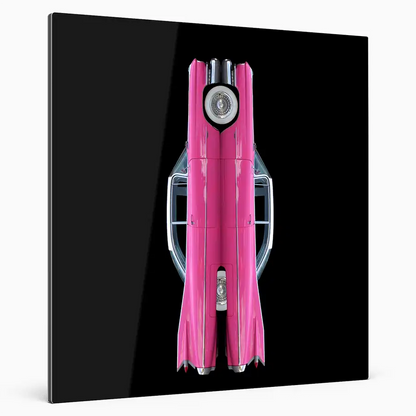 Ein legendärer Heckflossen Cadillac in Pink, gespiegelt vor schwarzem Hintergrund, Format quadratisch