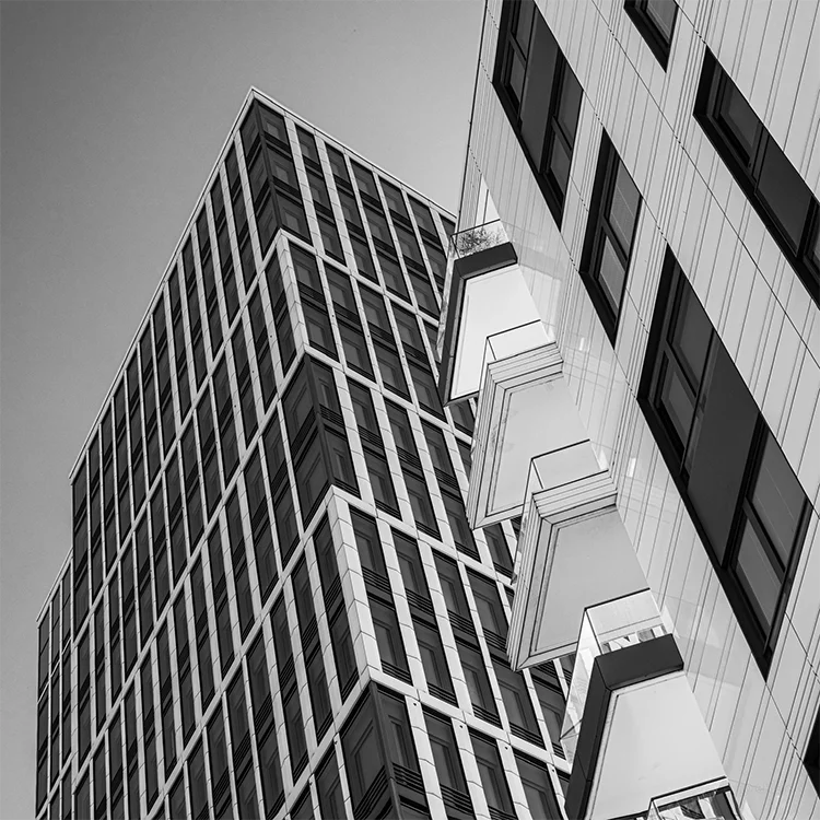 Schwarz weiß Fotografie moderner nach oben strebender Architektur geprägt von Linien und Kanten