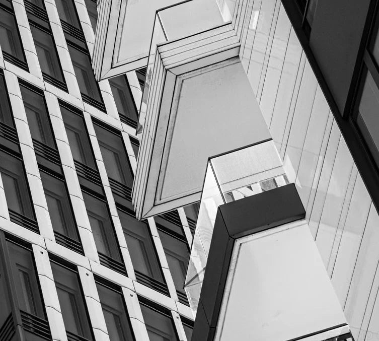 Schwarz weiß Fotografie moderner nach oben strebender Architektur geprägt von Linien und Kanten, details der Balkone