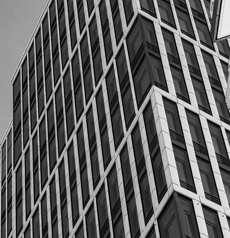 Schwarz weiß Fotografie moderner nach oben strebender Architektur geprägt von Linien und Kanten, Details der nach oben strebender Architektur