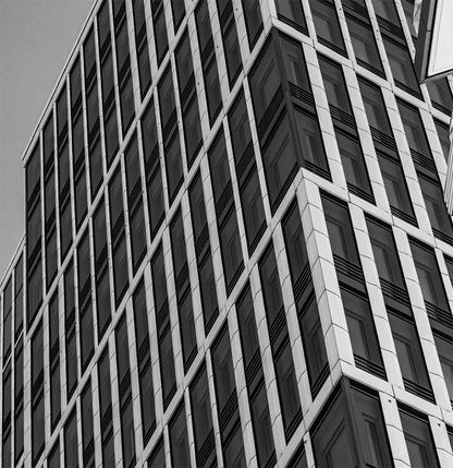Schwarz weiß Fotografie moderner nach oben strebender Architektur geprägt von Linien und Kanten, Details der nach oben strebender Architektur