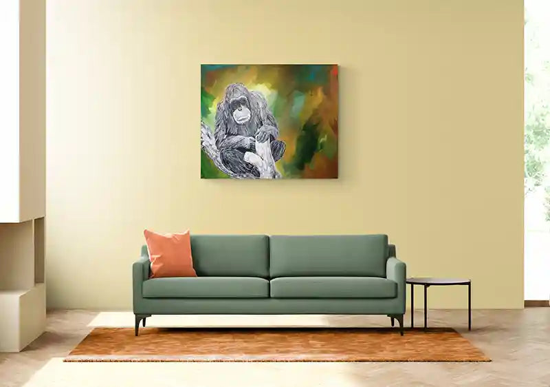 Acrylgemälde eines Affen vor farbigem Hintergrund, Quadratisch, Affe sitzt auf einem Ast, Gemälde hängt an heller Wand, grünes Sofa, kleiner Tisch