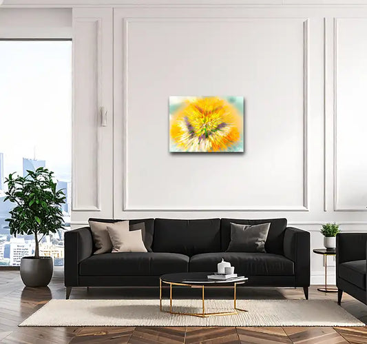 Schmetterling abstrakt auf einer gelben Blüte, Bild an einer hellen Wand hängend, schwarzes Sofa vor der Wand