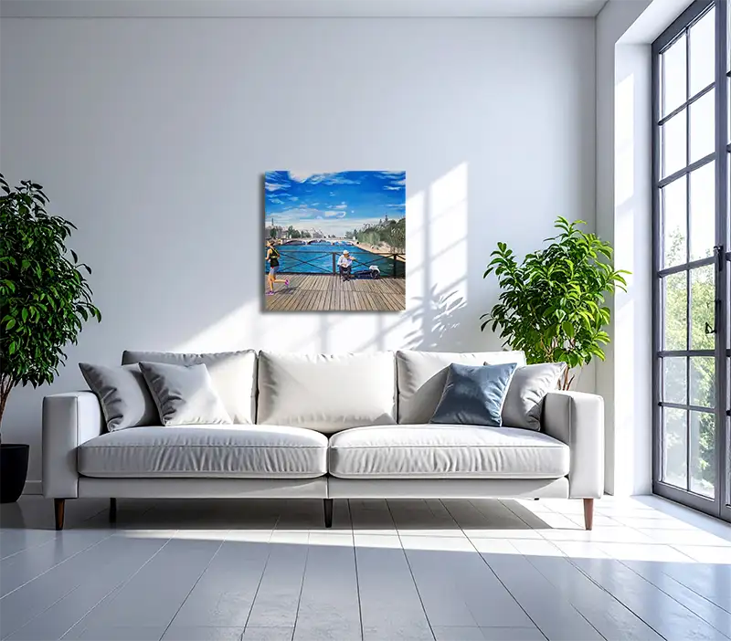 Ein realistisches Ölgemälde der Pont de art in Paris über die Seine, ein Musiker macht Musik, eine Läuferin überquert die Brücke, an einer hellen Wand hängend mit grauem Sofa