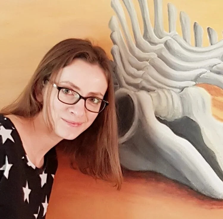 Portaitfoto Julia Eckler vor einem ihrer Kunstwerke, Julia Eckler, Kunst-Direkt.de