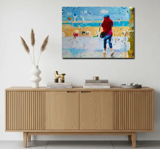 Ölgemälde, Querformat, Strand im Regen mit Tropfen auf einer Scheibe, eine Person mit roter Jacke ist zu sehen, an heller Wand über Sideboard