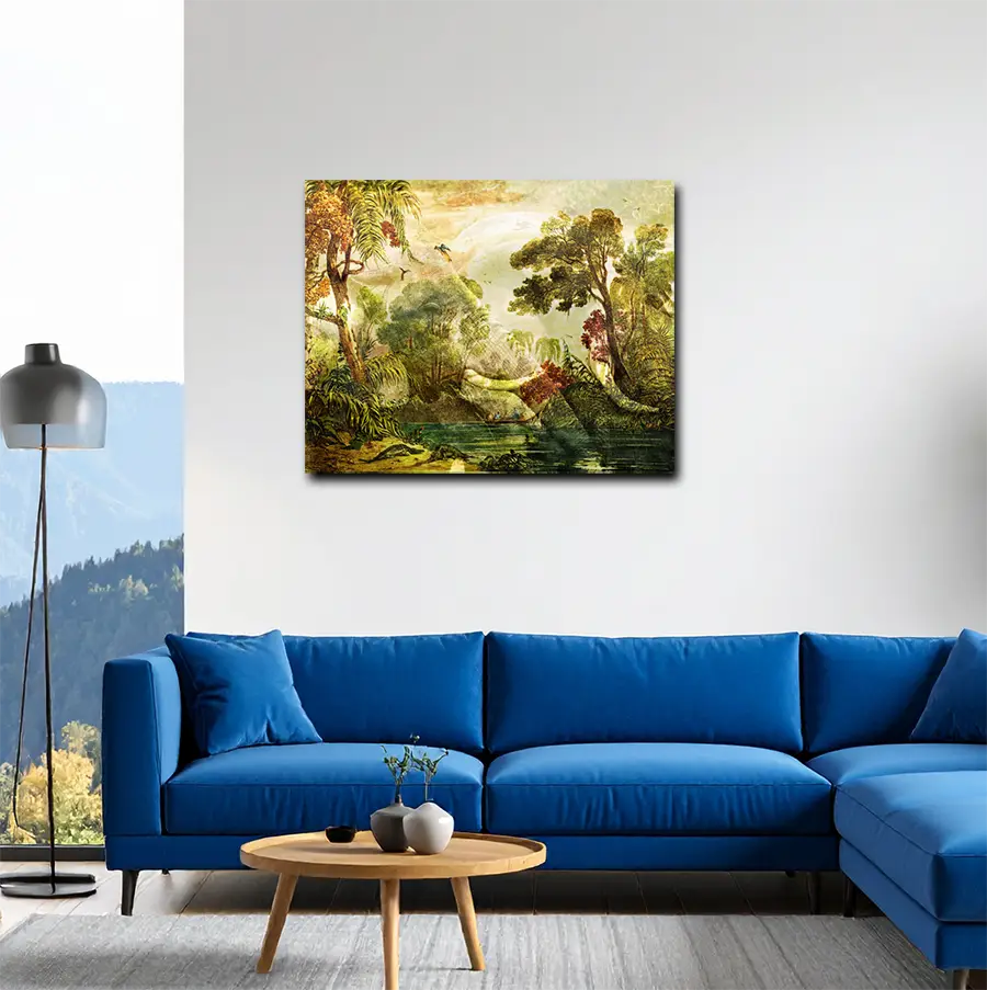 eine Zeichnung des brasilianischen Urwalds als Komposition mit einem Elefanten, gelbe, grüne und braune Farbtöne, an heller Wand hängend mit blauem Sofa