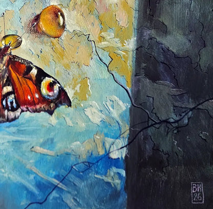 Detailaufnahme Schmetterling – Präzise Flügeltexturen und Augenflecken des Tagpfauenauges, plastischer Schatten auf Hellblau, Björn Kirste | Kunst-Direkt.de
