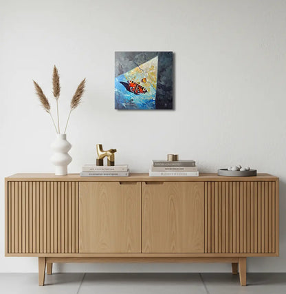 Schmetterling von Björn Kirste an der Wand – Original-Ölgemälde, 20x20 cm, Chiaroscuro-Realismus, signiertes Unikat | Kunst-Direkt.de
