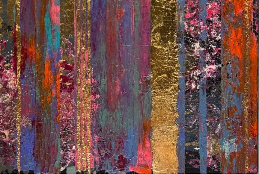 Abstraktes Gemälde mit farbigen vertikalen Streifen, Gold mit Rot, Gelb, Violett, verwaschene Strukturen die mit Streifen übermalt wurden.Detailansicht mit Goldstreifen und verwaschenen strukturen.