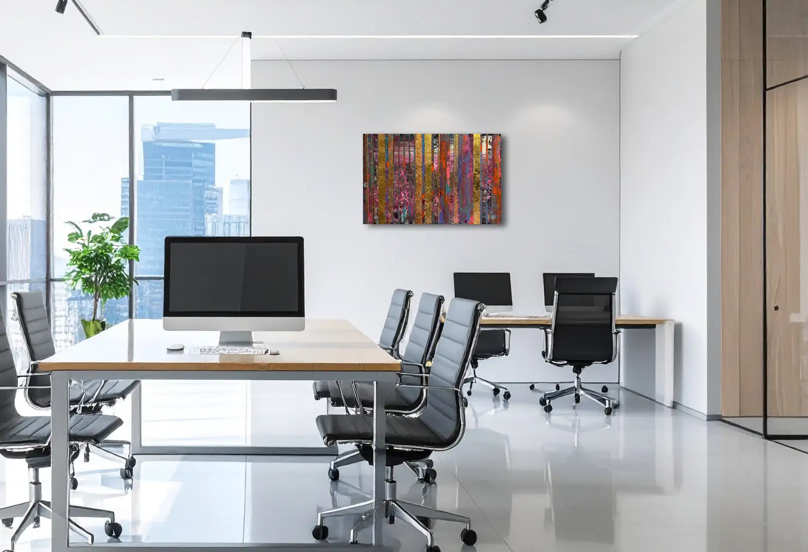 Abstraktes Gemälde mit farbigen vertikalen Streifen, Gold mit Rot, Gelb, Violett, verwaschene Strukturen die mit Streifen übermalt wurden.An einer hellen Wand hängend in einem modernen Büro.